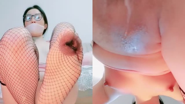 眼镜OL高跟网袜肥臀痴女 淫叫挑逗玩弄小黄瓜 无毛嫩穴被假屌爆操