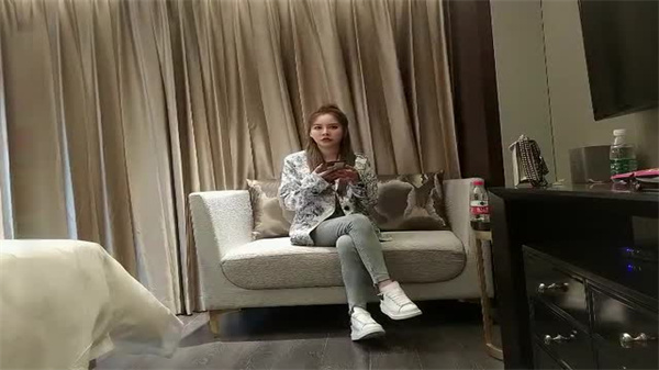 高马尾嫩模牛仔裤秀修长美腿，小伙爽翻天高潮迭起