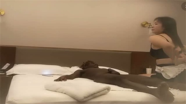 钟爱熟女系列-黑人土豪重金约炮高挑马尾骚妇，狂操内射喷浆